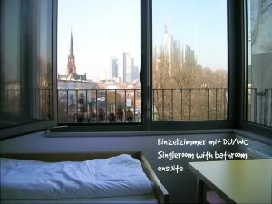 Frankfurto: Unupersona Chambro, Nubskrapuloj fone